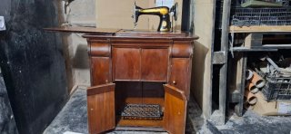 Máquina de coser Singer antigua con mueble