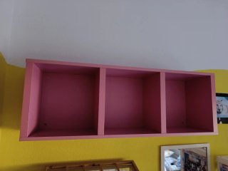 Mueble infantil rosa y estantería