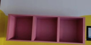 Mueble infantil rosa y estantería