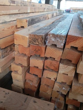 Vigas, listones, palos, postes, puntales de madera