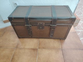 Baúl de cuero marrón. Muy robusto
