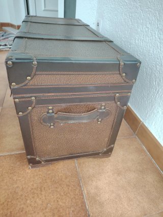 Baúl de cuero marrón. Muy robusto