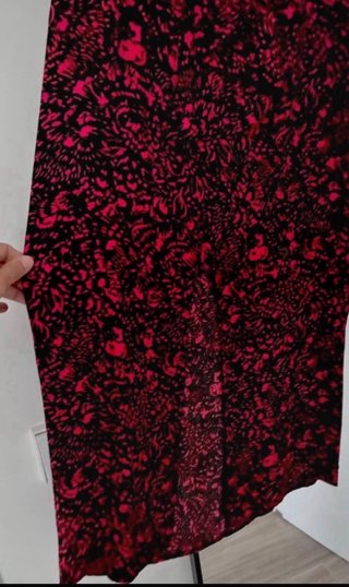 Falda midi estampada rojo y negro de Zara