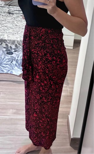 Falda midi estampada rojo y negro de Zara