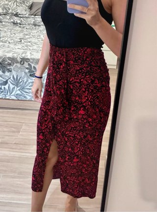 Falda midi estampada rojo y negro de Zara