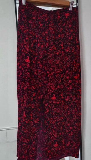Falda midi estampada rojo y negro de Zara