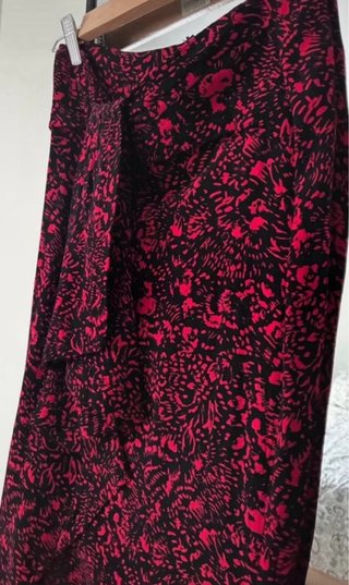 Falda midi estampada rojo y negro de Zara