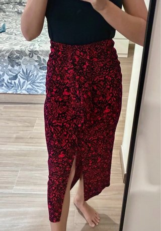Falda midi estampada rojo y negro de Zara