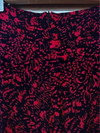 Falda midi estampada rojo y negro de Zara