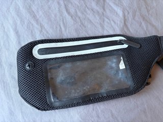 Riñonera deportiva negra con bolsillo transparente