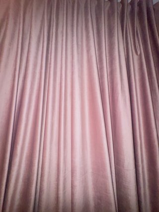 Cortina de terciopelo rosa dorado