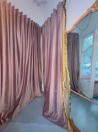 Cortina de terciopelo rosa dorado