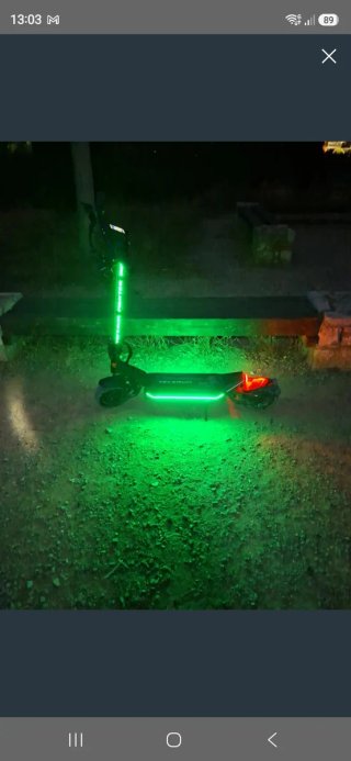 Patinete eléctrico con luces LED