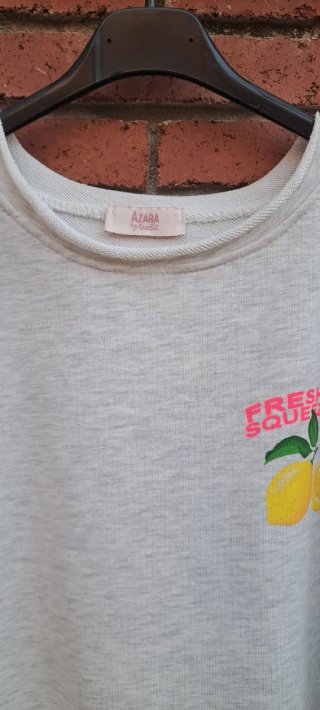 Sudadera gris con estampado de limón