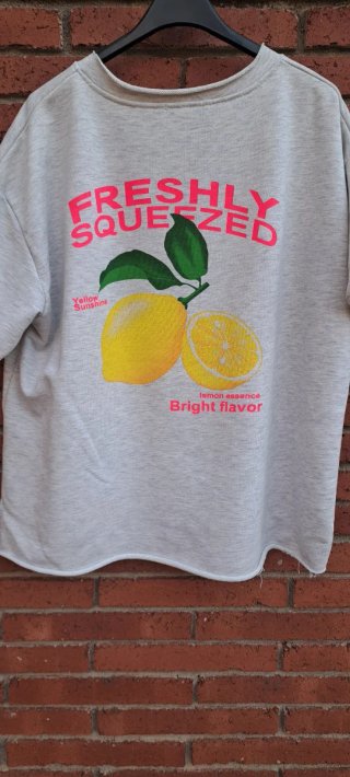 Sudadera gris con estampado de limón
