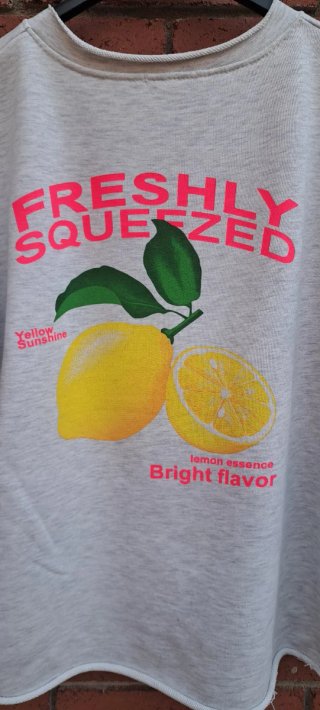 Sudadera gris con estampado de limón