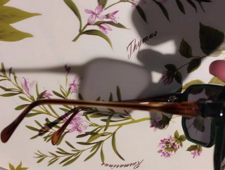 Occhiali da sole verdi e oro UVA