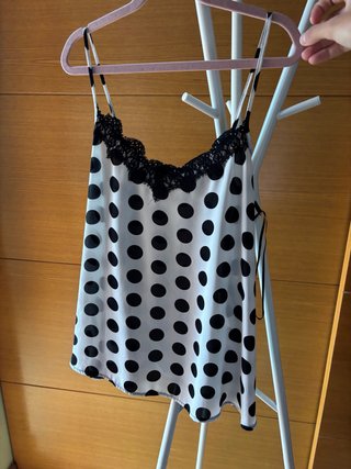 Blusa de tirantes con lunares y encaje
