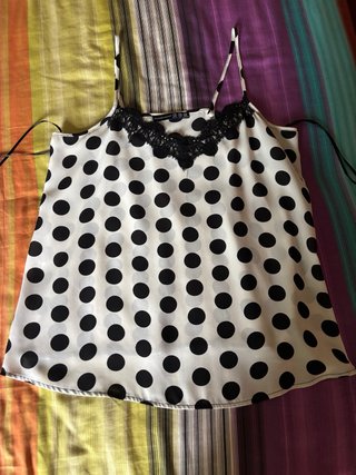 Blusa de tirantes con lunares y encaje