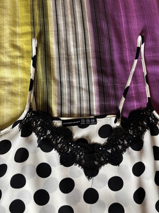 Blusa de tirantes con lunares y encaje
