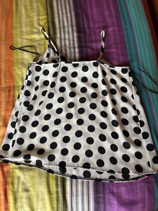 Blusa de tirantes con lunares y encaje