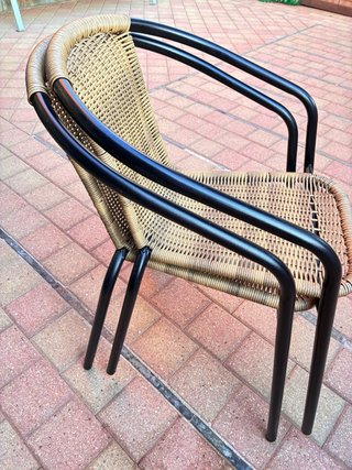 Silla de exterior plástico tipo mimbre y metal