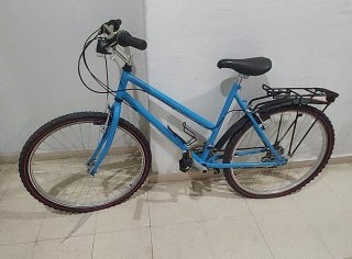 Bicicleta azul, con ruedas de 26 pulgadas.