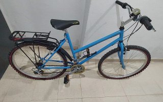 Bicicleta azul, con ruedas de 26 pulgadas.