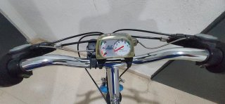 Bicicleta azul, con ruedas de 26 pulgadas.