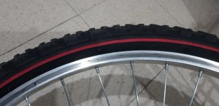 Bicicleta azul, con ruedas de 26 pulgadas.