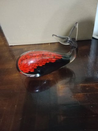 Ballena de cristal vintage roja y transparente
