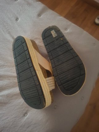 Sandalias cuña beige