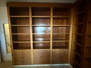 Estantería librería de madera con un diseño clásic