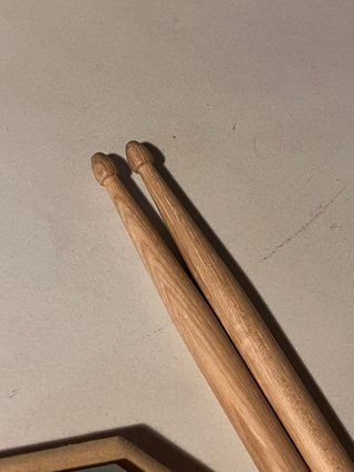 Pad Evans RealFeel y baquetas Vic Firth