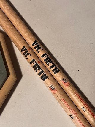Pad Evans RealFeel y baquetas Vic Firth