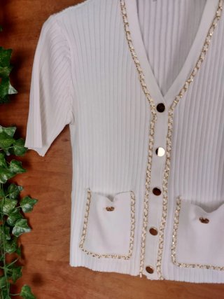 Top Bianco a Mezze Maniche con Scollo a V