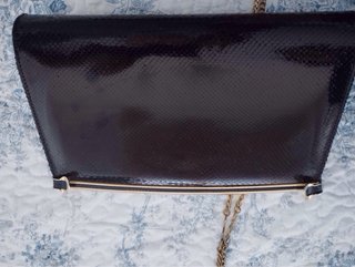 Bolso de piel de serpiente negro y dorado