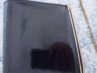 Bolso de piel de serpiente negro y dorado