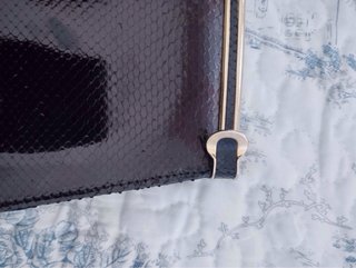 Bolso de piel de serpiente negro y dorado