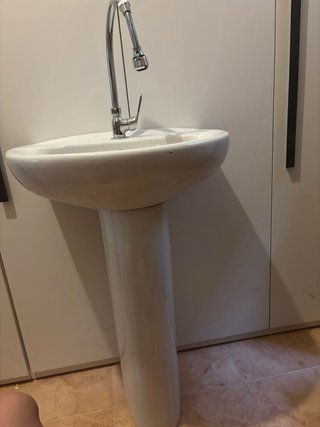 Lavabo de pie con grifo flexible agua fria