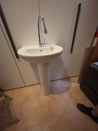 Lavabo de pie con grifo flexible agua fria
