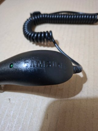 Teléfono Samsung GT-E1200L  con accesorios.