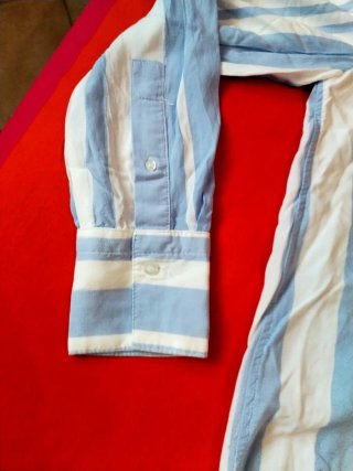 Camicia a righe blu e bianche