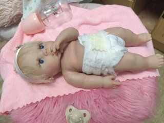 Bebé reborn silicona niña