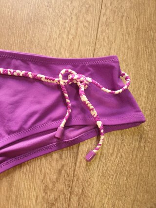 Braga bikini morada con cordón
