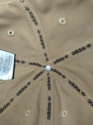 Gorra Adidas Beige Negra