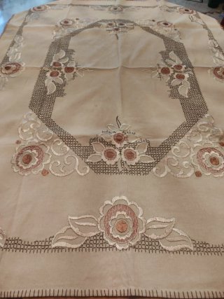 Tovaglia ricamata beige e rosa