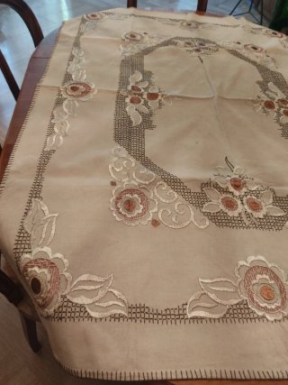 Tovaglia ricamata beige e rosa