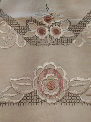 Tovaglia ricamata beige e rosa