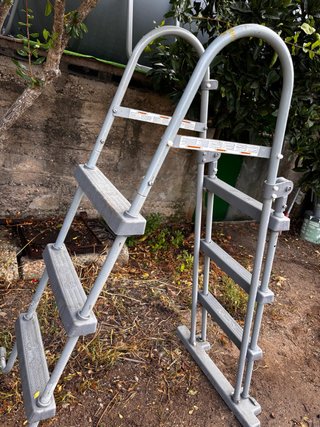 2 Escaleras Piscina Gris y la otra azul